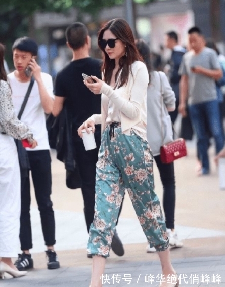 情调|街拍:美女搭配高跟鞋穿出时尚情调女人味