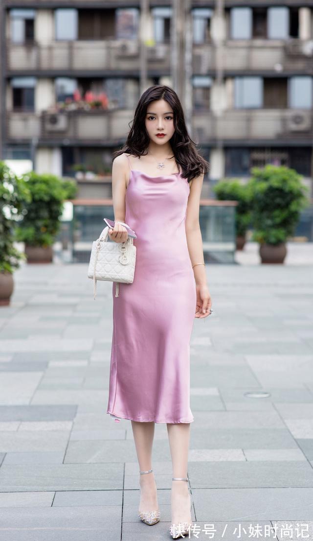 细跟鞋|穿连衣裙还是搭配尖头细跟鞋更有女人味,穿出自信展现气质美