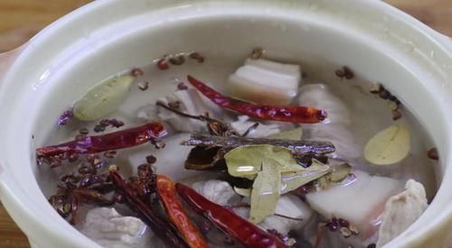 面粉|面粉不再蒸馒头了,教你1个秘制做法,出锅比吃肉还过瘾