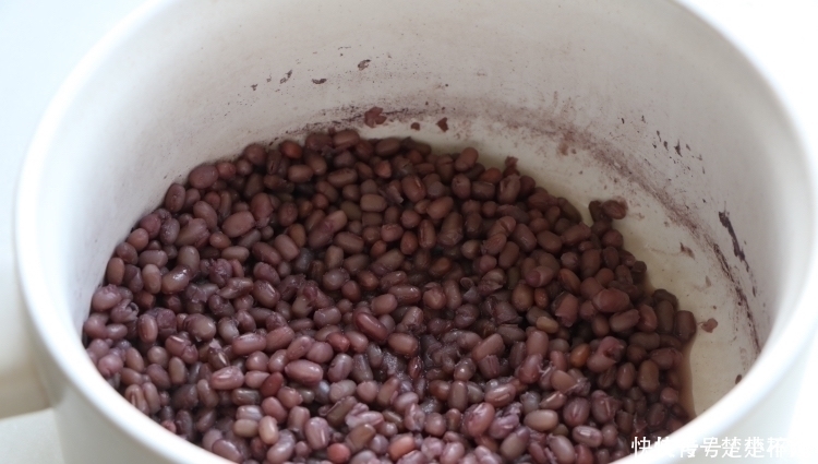 夏天红豆别煮粥了,加半碗糯米粉一蒸,清凉又解暑,比凉糕好多了