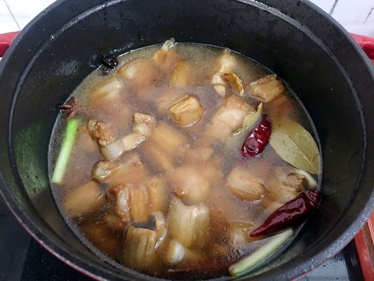 红烧肉不会做?这种做法我用了十几年,肥而不腻,上桌瞬间光盘