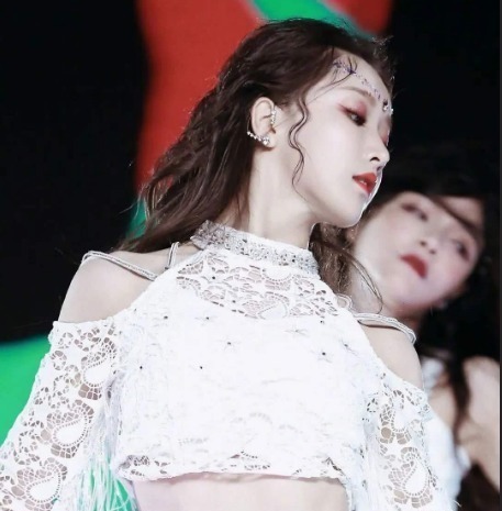 姜貞羽,徐藝洋因禍得福,人氣資源樣樣不差,彎道超車硬糖少女