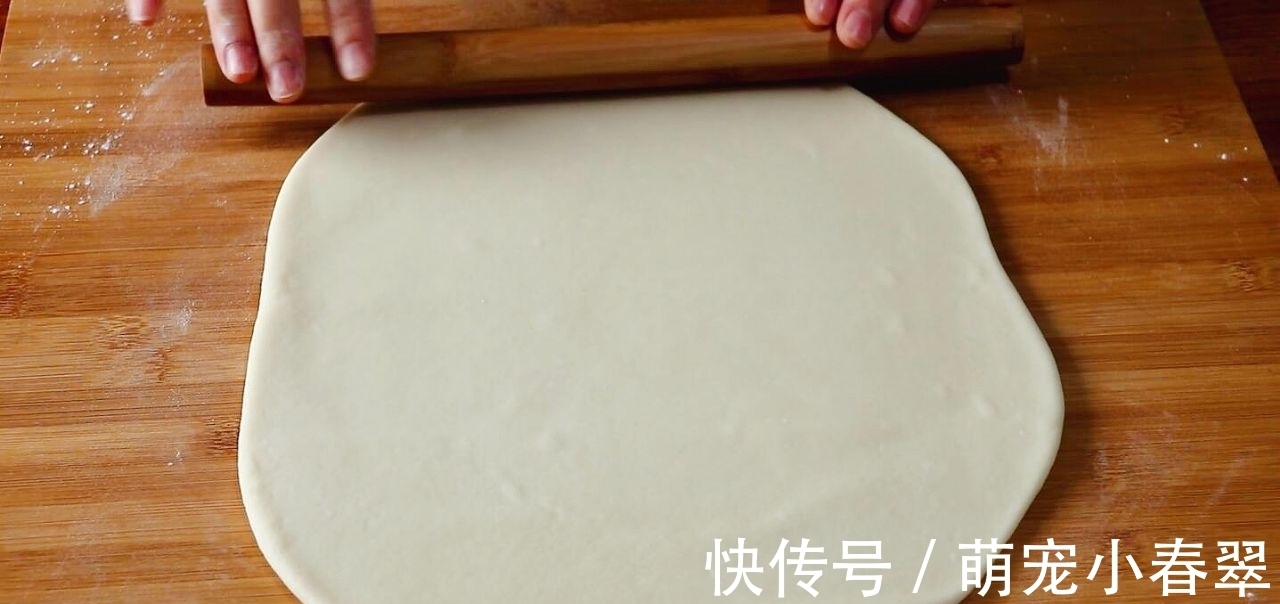 教你气泡饼的新做法,只需用小碗按下圆形面皮,个个空心鼓大泡