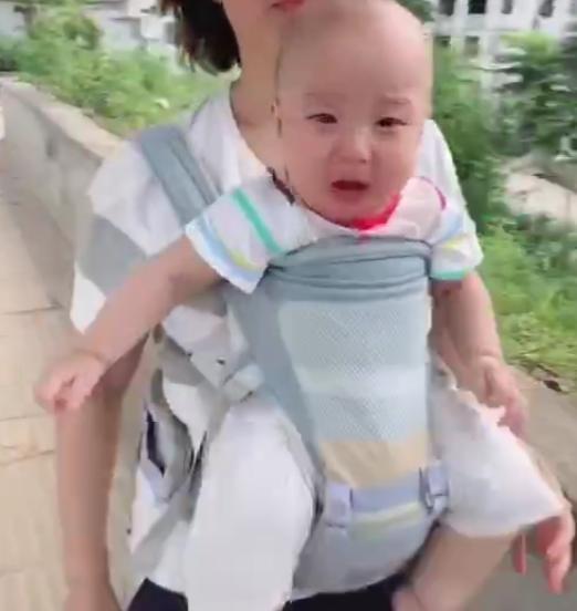 假装|妈妈回家路上遇到宝宝,假装不认识,宝宝委屈的小表情让人心疼