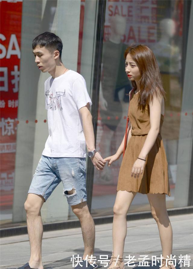 选择一双|街拍:和男生一起逛街,要穿高跟鞋才像约会,但是鞋子高度要掌握好