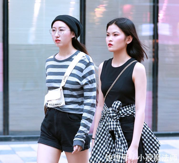 小背心搭配牛仔裤,简约又时髦,还能很好的突显了婀娜多姿的身材