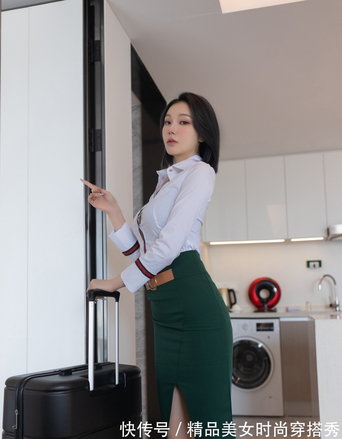 半身裙 白色的衬衫下搭墨绿色的半身裙,做一个优雅的女人