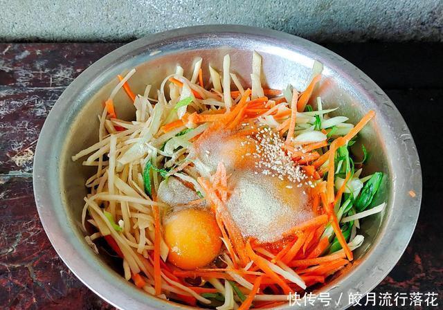 懒人|一个土豆三个蛋,教你做懒人早餐,5分钟出锅,香软酥脆老少皆宜