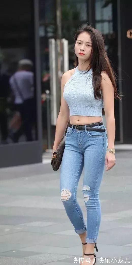 小姐姐 紧身牛仔裤搭配,飘成初恋的形状,小姐姐真的是太甜美了!