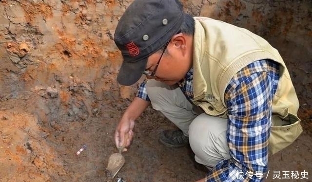 古墓@考古专家挖掘古墓，发现里面坐着一个“人”，守着宝藏被困上千年