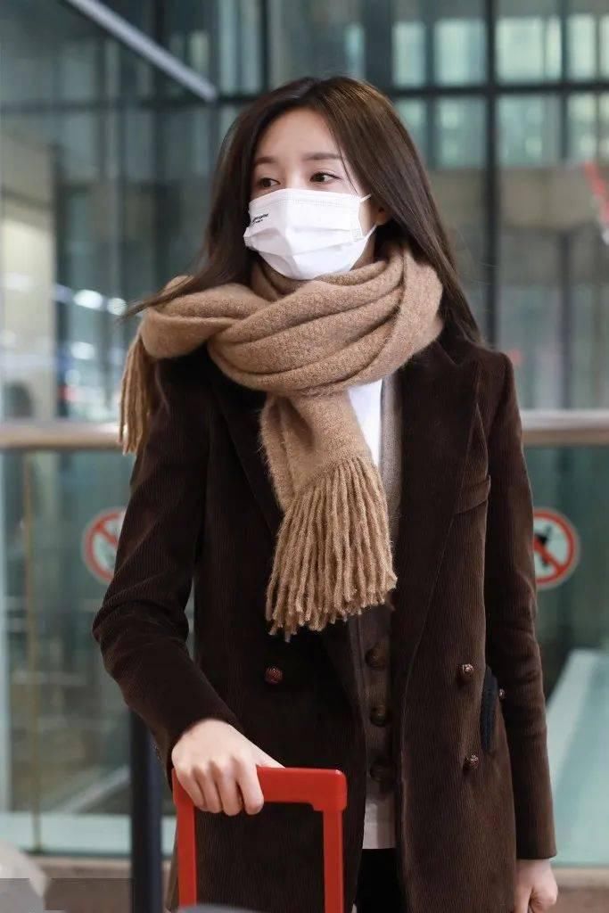  围巾|大衣+围巾，厚毛衣+围巾=入冬“王炸cp!”