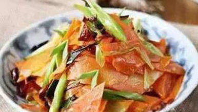 美食推荐：炝炒胡萝卜，红烧啤酒虾，香菇酱爆鸡丁，凉拌山药的做法