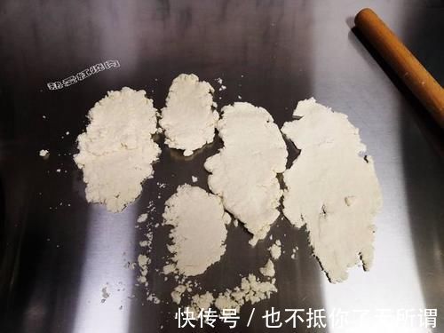 表皮|饺子莫要煮着吃，换个方法表皮透明吃着更筋道，保证不破皮更好吃