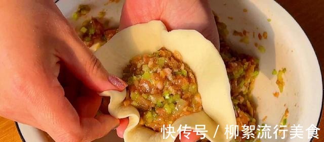 包子不会封口5年包子铺老板教你包子捏法，慢动作详细教会你！
