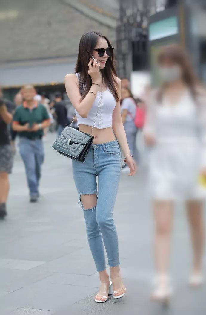 美女脚上搭配一双银灰色的高跟鞋，走路的时候让她腿显得更加迷人