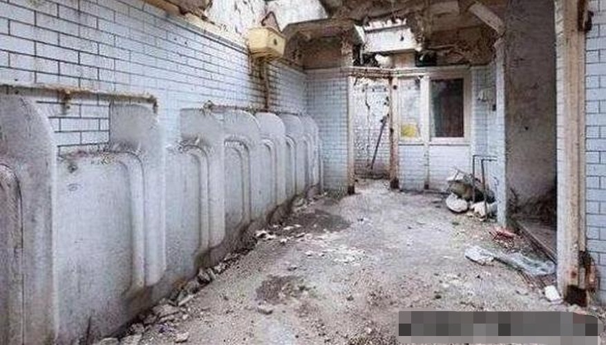 一线城市|买不起房,女子买下公共厕所,动手改装成豪宅,引网友热议