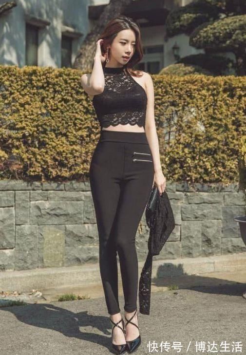 美女|街拍性感紧身打底裤美女,时尚简约,巧妙的收拢腿部线条
