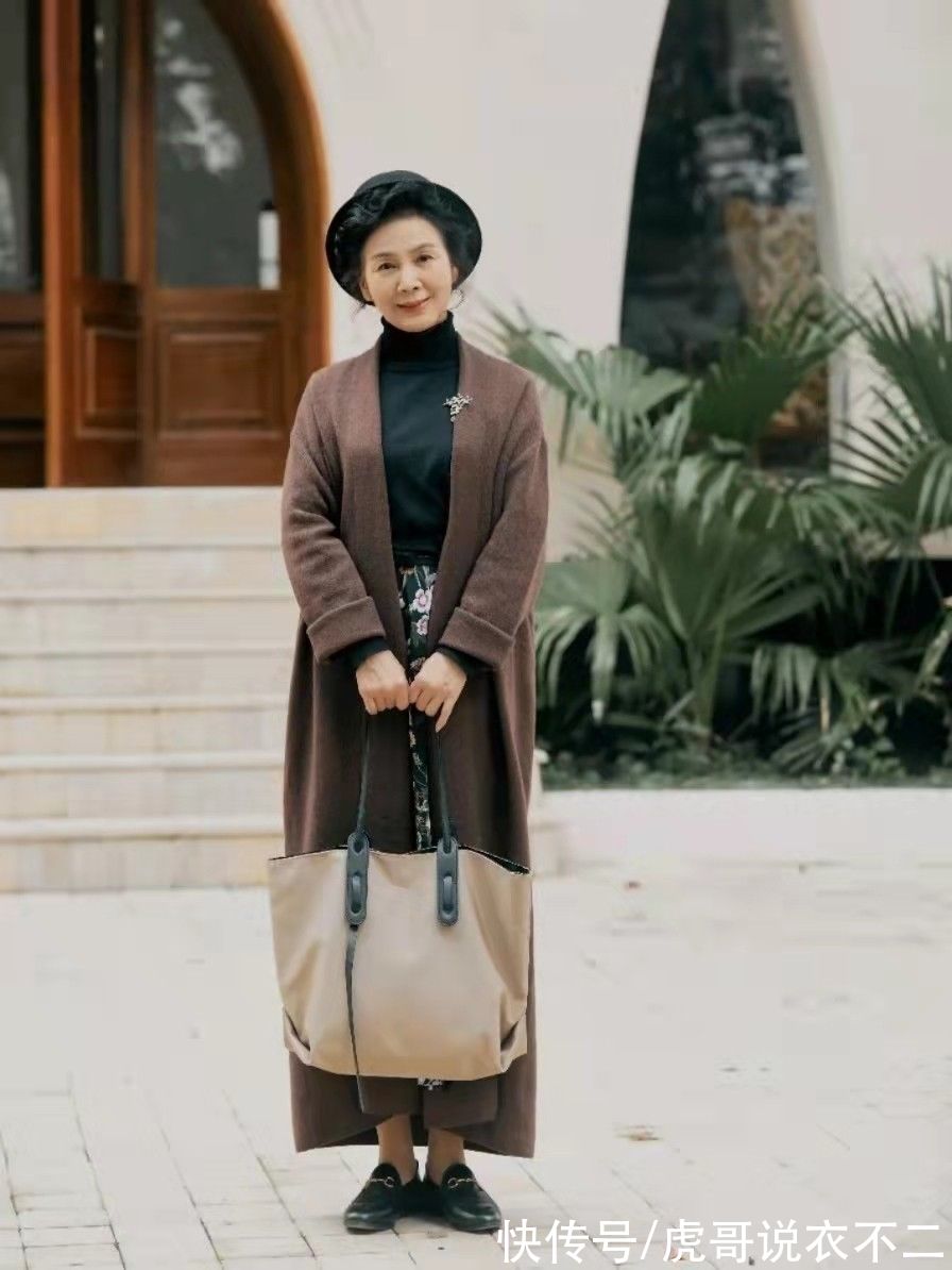 乐福鞋|冬季穿“呢大衣”更优雅，瞧这位60+素人奶奶，每套造型都显气质