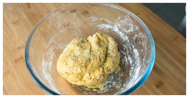 红薯最好吃又简单的做法,打入2个鸡蛋,不用加水,出锅金黄诱人