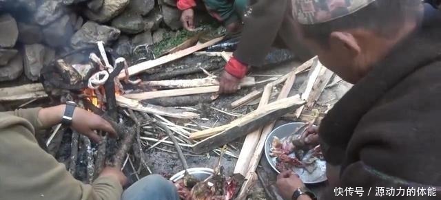 一个菜|尼泊尔农村酒席，非常简单，正餐只有一个菜，零食吃鸡肉