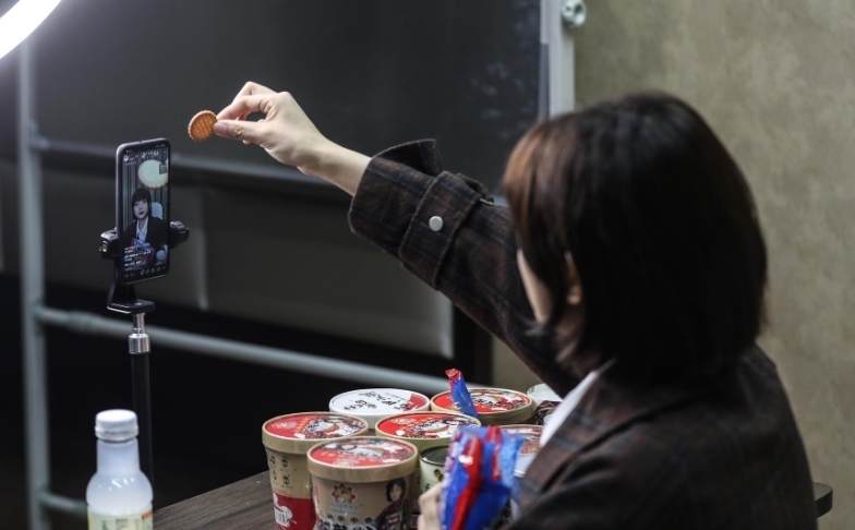 木兰舟&她是首位博士级歌唱家,曾12次登上春晚舞台,如今42岁风采依旧