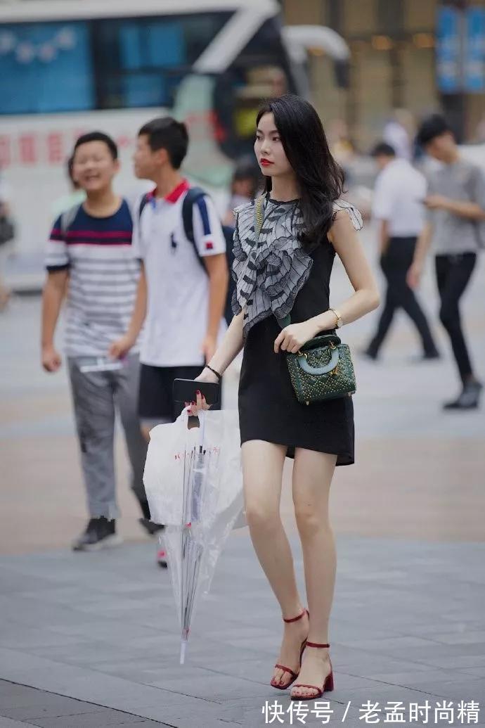 美女|街拍美女:美女脚上穿着一双黑色的尖头高跟鞋,让她带着更加浓郁的女人味