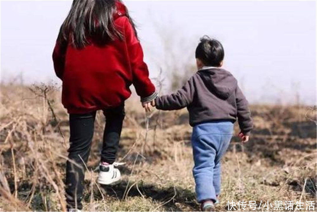 二胎时代|哥哥送小20岁妹妹去幼儿园,出门前拾掇自己:不潮会被当成她爸