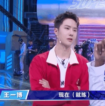 王一博跟布布比心打招呼,被选手夸好看,笑得小奶膘飞起