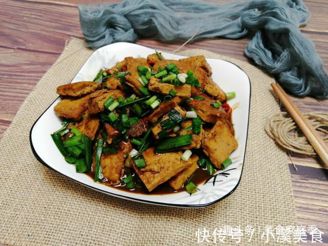 甜面酱|老豆腐这样做，比肉还好吃，香辣过瘾，二斤豆腐不够我家一顿吃的