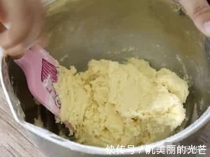 日式菠萝包,咋做才能柔软好吃很多人第一步就错了,关键在和面