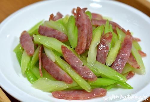 后将|芹菜炒腊肉,先炒芹菜还是先炒腊肉大厨都不对,难怪不好吃