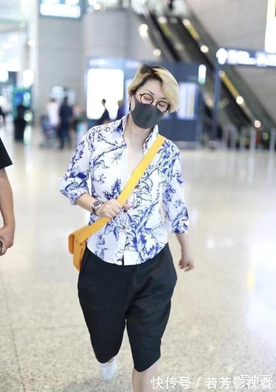 衬衫|58岁毛阿敏穿搭真时髦,花衬衫配五分裤,一头奶奶灰短发好吸睛