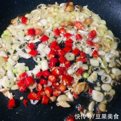 小米辣|三步搞定香酥葱香鲳鱼我家吃了十年，竟然还没吃腻