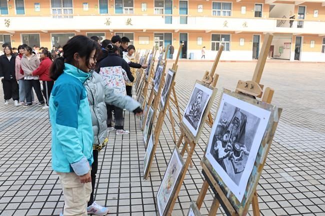 六安市张店中学举行庆元旦师生书画作品展