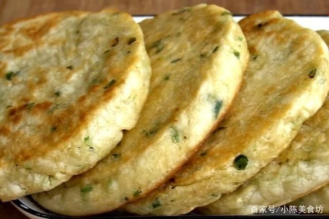 烙葱花饼时,不要只加葱花,多加一种食材,饼香软好吃有嚼劲