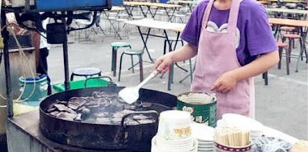  嫌弃|大妈路边卖“又土又丑”的小吃,外地人嫌弃,当地人却排队购买