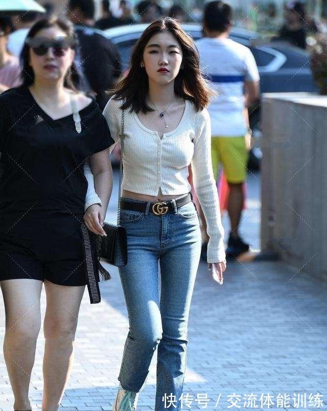 知性 白色圆领上衣搭配蓝色打底裤,知性大方,穿出自己的风格!