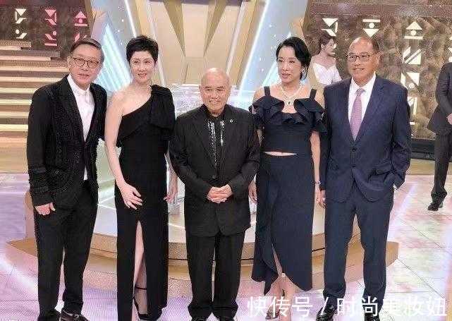 穿搭 朱玲玲这回放开穿了,吊带衫配半身裙真优雅,露出小肚子好抢镜