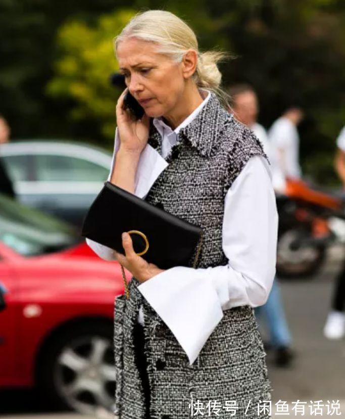 chris|60岁阿姨把黑大衣穿得好惊艳,头发花白还扎个啾啾,我也不怕老了