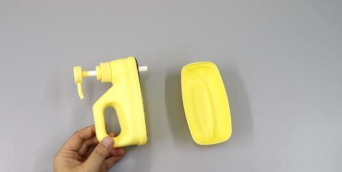 大洗洁精瓶子简单切两刀,制作一个电熨斗,简单实用