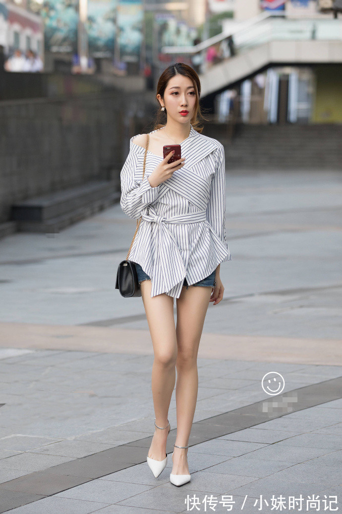 毛衫|街拍,一字肩毛衫搭配黑色纱纱裙,时髦又有女人味!