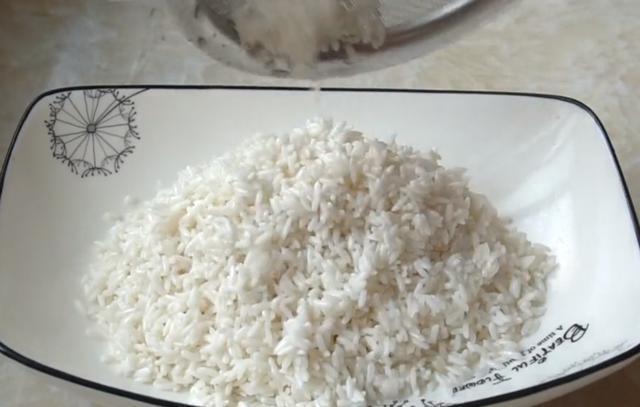 西葫芦新吃法,加一碗糯米,不加水不放油,鲜嫩营养、做法简单