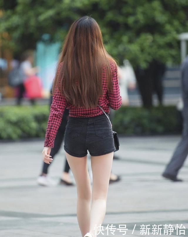 街拍,美女下身穿一条牛仔裙,显得青春潇洒感十足