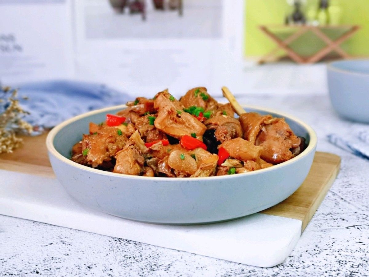 老小|家常红椒烧鸡块，做法简单，鸡肉鲜嫩不柴，全家老小爱吃