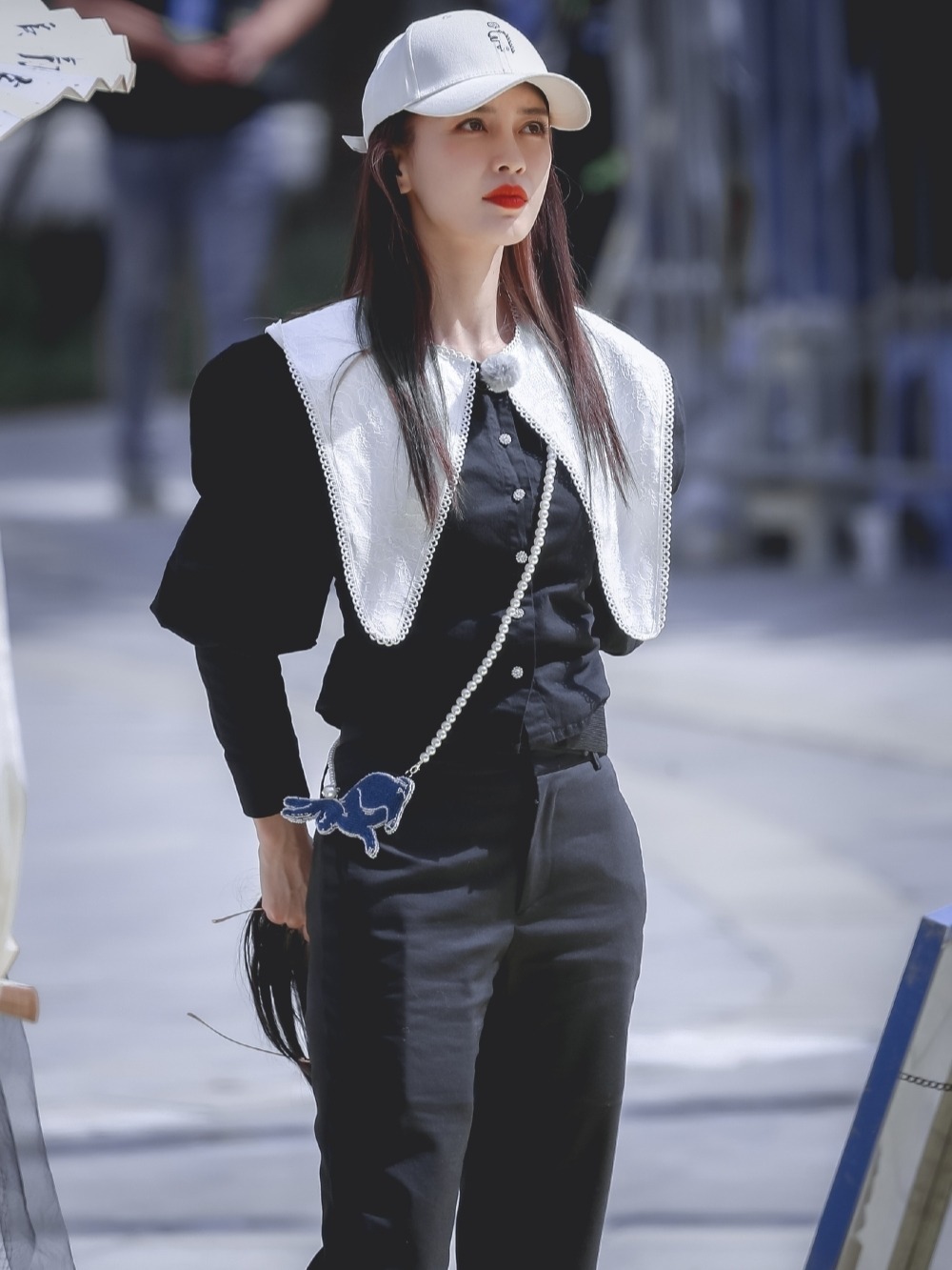 上衣|Angelababy当妈了少女感更强了,娃娃领上衣配小黑裤,俏皮又减龄