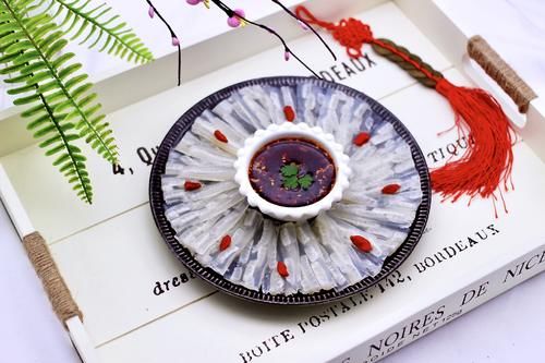  皮冻怎么做才能像饭店一样好吃，牢记2点，皮冻硬挺不碎，还不腥