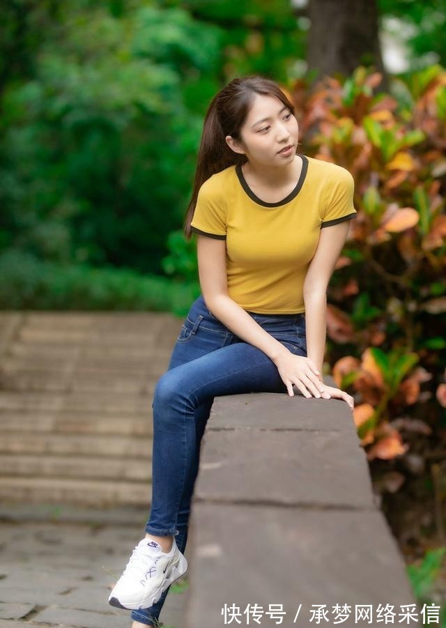 身姿 时尚牛仔裤搭黄色短袖T恤,整体搭配干净利落,看起来很时髦
