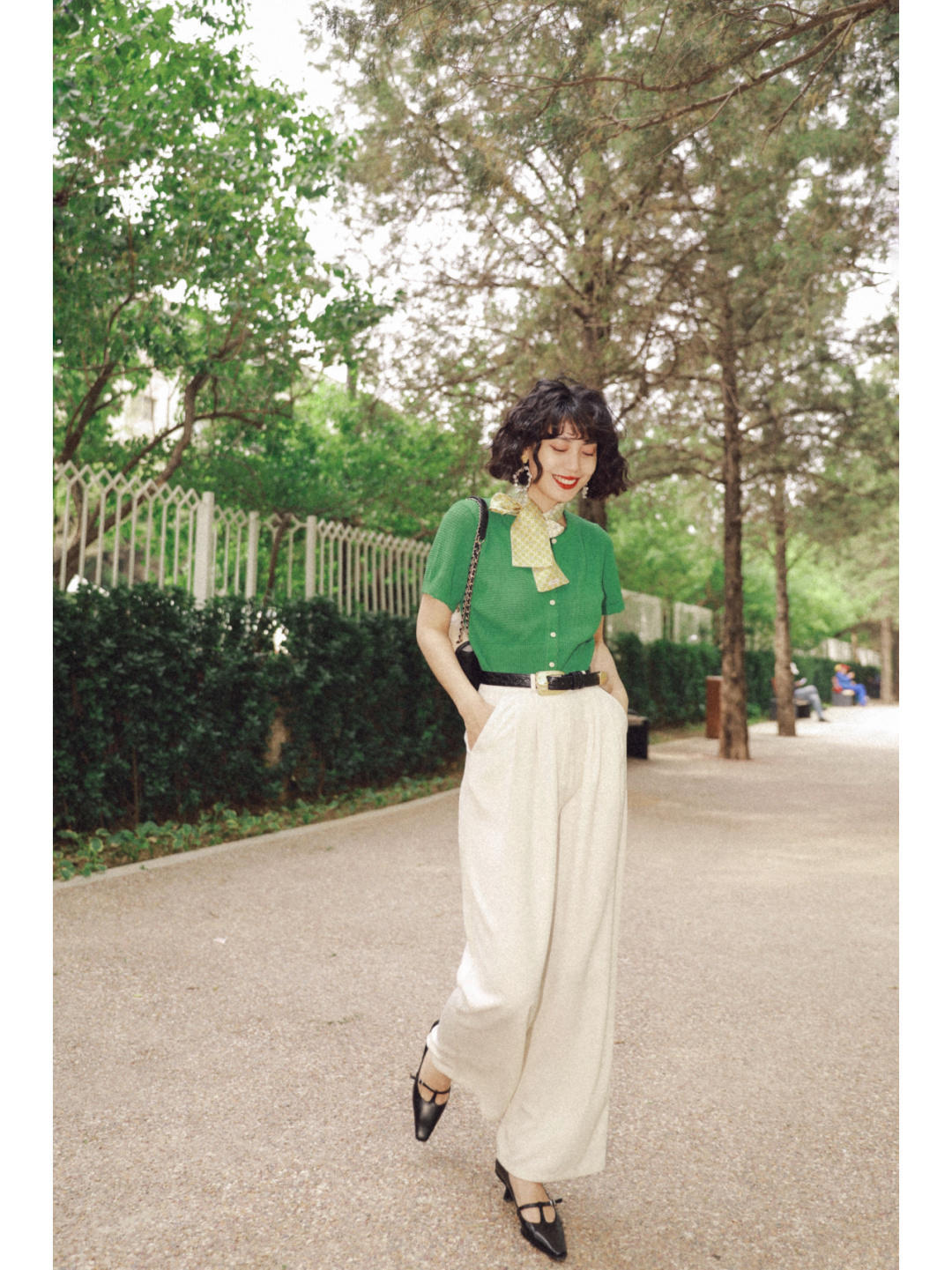 时尚|想要穿出少年感!不如试一试马甲衬衫+黑色西装裤,高级又时尚!