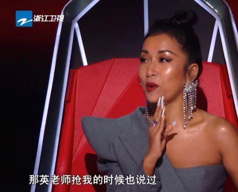 中国好声音|中国好声音：小导师表现各不同，黄霄云存在感较低，张碧晨很自然