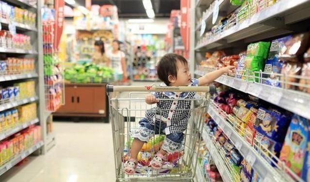 孩子|孩子逛超市口渴喝水,宝妈拿空瓶买单,结果被店员索赔10倍赔偿